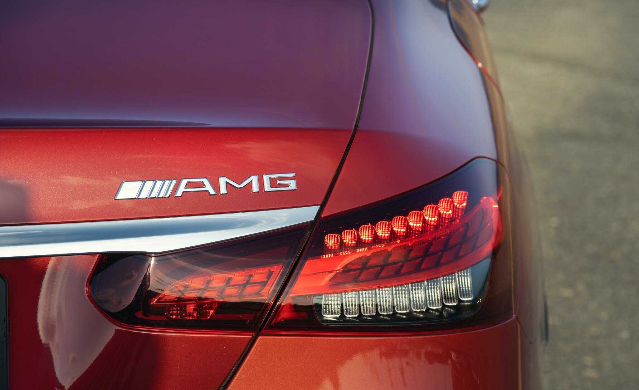 Cuối cùng là những tính năng an toàn được trang bị trên xe Mercedes E300 AMG 2021 cũng khá tương đồng so với những chiếc xe sang khác của hãng. Một vài tính năng có thể kể đến như : Chức năng cảnh báo mất tập trung ATTENTION ASSIST, hệ thống tự động bảo vệ PRE-SAFE®, hệ thống chống bó cứng phanh ABS; Hỗ trợ lực phanh khẩn cấp BAS; Chống trượt khi tăng tốc ASR; Ổn định thân xe điện tử ESP và hỗ trợ ổn định xe khi gió thổi ngang, hệ thống phanh ADAPTIVE với chức năng hỗ trợ dừng xe (HOLD) và hỗ trợ khởi hành ngang dốc (Hill-Start Assist), Đèn phanh Adaptive nhấp nháy khi phanh gấp,Túi khí phía trước; túi khí bên hông phía trước; túi khí cửa sổ, túi khí cho đầu gối người lái…. Mercedes E300 AMG 2021 thực sự là “đứa con cưng” của hãng Mercedes khi được sở hữu đầy đủ những yêu tố của một tiểu “S-Class” . Đây là chiếc xe hết sức phù hợp cho những doanh nhân trẻ thành đạt và cá tính muốn chứng minh sự thành công của bản thân bằng một chiếc xe tương đương giá trị của bản thân.